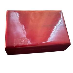 Majestron Glossy Red Box